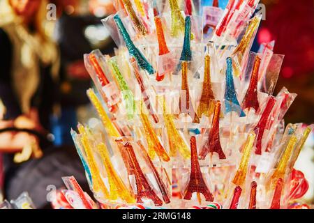 Lecca-lecca colorata sotto forma di piccole torri Eiffel sul mercato di Natale parigino Foto Stock