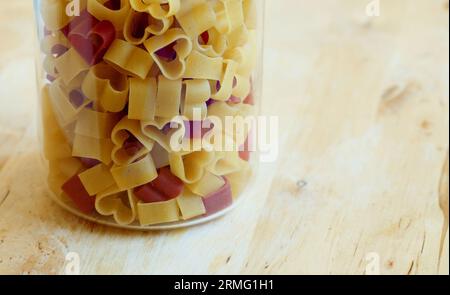 Pasta a forma di cuore in un vaso di vetro Foto Stock