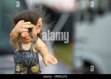 Un piccolo troll norvegese che gli copre gli occhi. I troll sono creature famose nel mito scandinavo. Immagine molto dettagliata con il copyspace. Foto Stock