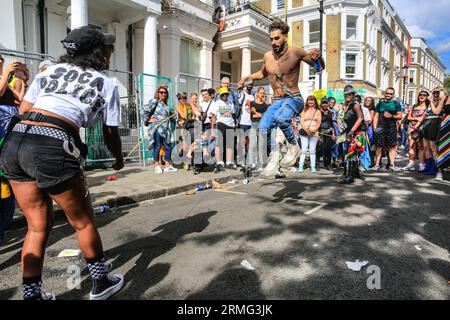 Londra, Regno Unito. 28 agosto 2023. La "polizia di Soca" di Notting Hill ospita una gara di salto con la corda "doppio olandese". Dopo la sfilata, la folla si raduna per strada e intorno ai numerosi sistemi audio e bancarelle di cibo il lunedì di Carnevale. Si prevede che fino a due milioni di persone festeggeranno il carnevale durante il weekend festivo partecipando o guardando il carnevale. Crediti: Imageplotter/Alamy Live News Foto Stock