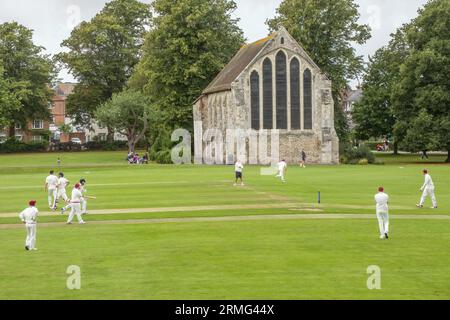 Priory Park Cricket Club in azione Chichester West Sussex Inghilterra con la Guildhall sullo sfondo Foto Stock