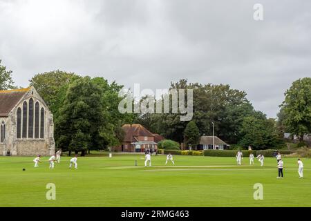 Priory Park Cricket Club in azione Chichester West Sussex Inghilterra con la Guildhall sullo sfondo Foto Stock