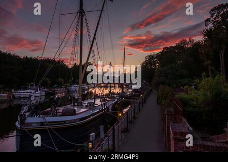 Barche ad Allington Lock, Maidstone, Kent in estate Foto Stock