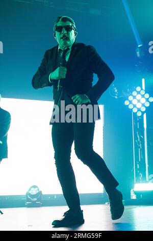 BARCELLONA - JUL 4: Maynard James Keenan dei Puscifer (gruppo rock) si esibisce sul palco del Razzmatazz Club il 4 luglio 2023. Foto Stock