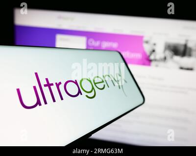 Telefono cellulare con logo dell'azienda americana Ultragenyx Pharmaceutical Inc. Sullo schermo davanti al sito Web aziendale. Mettere a fuoco sul lato sinistro del display del telefono. Foto Stock