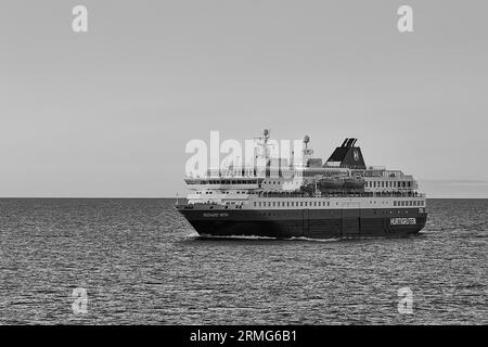 Foto in bianco e nero del traghetto passeggeri norvegese Hurtigruten, MS RICHARD WITH, che naviga verso sud nel Mare di Barents. 6 maggio 2023 Foto Stock