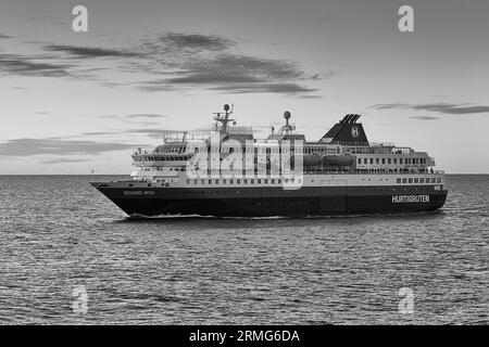 Foto in bianco e nero del traghetto passeggeri norvegese Hurtigruten, MS RICHARD WITH, che naviga verso sud nel Mare di Barents, nell'estremo nord dell'Artico Foto Stock