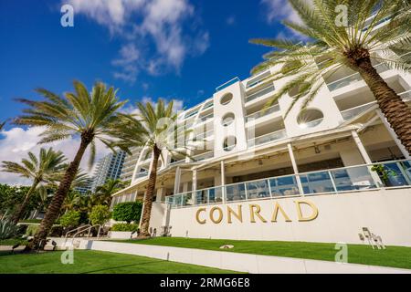 Fort Lauderdale, Florida, USA - 28 agosto 2023: Foto del Conrad Hotel vista dalla strada Foto Stock