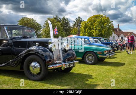 Auto d'epoca e d'epoca in mostra al tradizionale festival del Wisborough Green Village, West Sussex, Regno Unito. Foto Stock