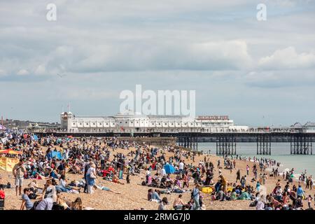 Brighton, 28 agosto 2023: La folla si gode il tempo sulla spiaggia di Brighton il lunedì festivo di agosto Foto Stock