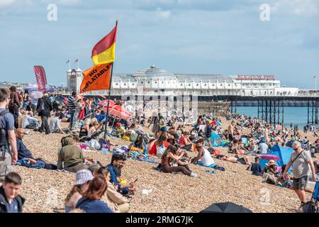 Brighton, 28 agosto 2023: La folla si gode il tempo sulla spiaggia di Brighton il lunedì festivo di agosto Foto Stock