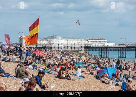 Brighton, 28 agosto 2023: La folla si gode il tempo sulla spiaggia di Brighton il lunedì festivo di agosto Foto Stock