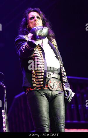 West Palm Beach, Stati Uniti. 27 agosto 2023. WEST PALM BEACH FL - agosto 27 Alice Cooper si esibisce all'iThink Financial Amphitheater di West Palm Beach, Florida il 27 agosto 2023. (Foto di Rick Munroe/Sipa USA) credito: SIPA USA/Alamy Live News Foto Stock