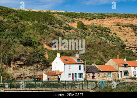 Foto panoramica della cittadina di Staithes sul mare Foto Stock