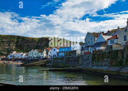 Foto panoramica della cittadina di Staithes sul mare Foto Stock