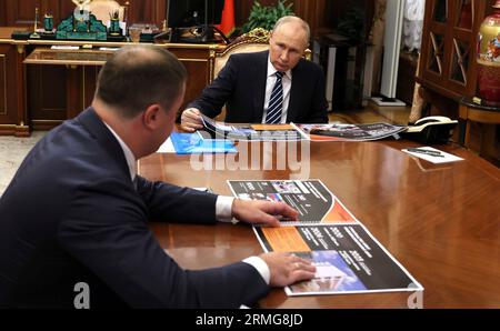 Mosca, Russia. 28 agosto 2023. Il presidente russo Vladimir Putin, a destra, ascolta il governatore della regione di Omsk Vitaly Khotsenko, a sinistra, durante un incontro faccia a faccia al Cremlino, il 28 agosto 2023 a Mosca, in Russia. Crediti: Mikhail Klimentyev/Cremlino Pool/Alamy Live News Foto Stock