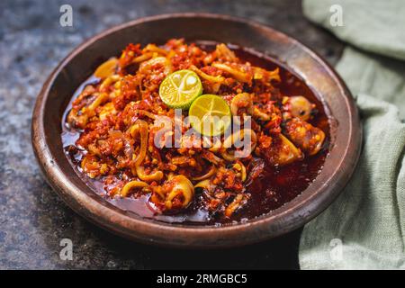 Cumi sambal o calamari speziati indonesiani Foto Stock