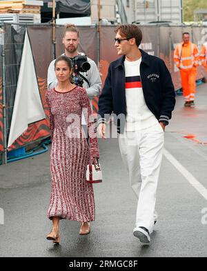 27 agosto 2023, Circuit Park Zandvoort, Zandvoort, FORMULA 1 HEINEKEN DUTCH GRAND PRIX 2023, nella foto George Russell (GBR), Mercedes-AMG Petronas Formula One Team con la fidanzata Carmen Montero Mundt. Foto Stock