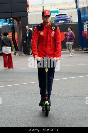 27 agosto 2023, Circuit Park Zandvoort, Zandvoort, FORMULA 1 HEINEKEN DUTCH GRAND PRIX 2023, nella foto Robert Schwarzman (ISR), Scuderia Ferrari con uno scooter elettrico nel paddock. Foto Stock