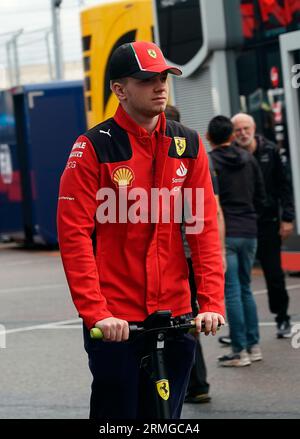 27 agosto 2023, Circuit Park Zandvoort, Zandvoort, FORMULA 1 HEINEKEN DUTCH GRAND PRIX 2023, nella foto Robert Schwarzman (ISR), Scuderia Ferrari con uno scooter elettrico nel paddock. Foto Stock