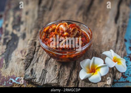 Cumi sambal o calamari speziati indonesiani Foto Stock