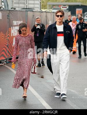 27 agosto 2023, Circuit Park Zandvoort, Zandvoort, FORMULA 1 HEINEKEN DUTCH GRAND PRIX 2023, nella foto George Russell (GBR), Mercedes-AMG Petronas Formula One Team con la fidanzata Carmen Montero Mundt. Foto Stock