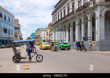 L'Avana, Cuba, 2023, guida bicitaxi nel quartiere del centro Foto Stock