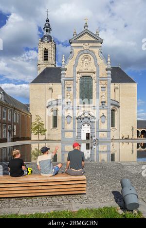 I turisti riposano di fronte alla chiesa barocca del XVII secolo dell'Abbazia di Averbode a Scherpenheuvel-Zichem, Brabante fiammingo, Fiandre, Belgio Foto Stock