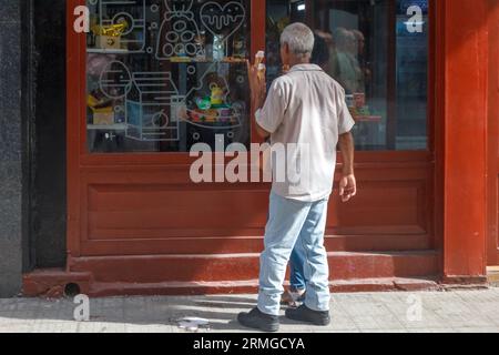 L'Avana, Cuba, 2023 anni, uomo anziano in piedi in un negozio al dettaglio Foto Stock