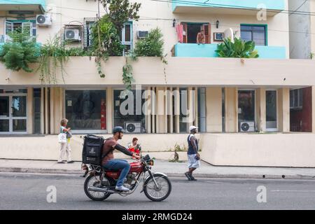 Havana, Cuba, 2023, servizio di consegna di cibo Foto Stock