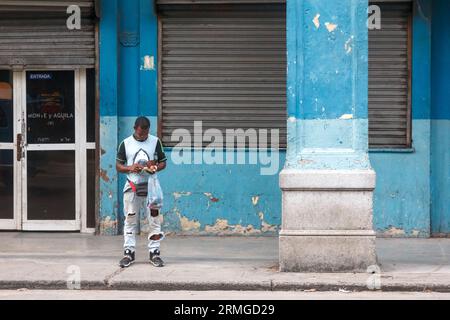 L'Avana, Cuba, 2023, cubano in piedi nel portico Foto Stock