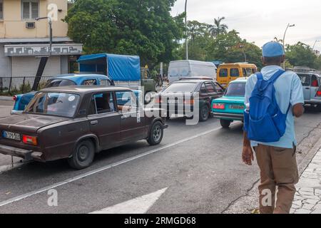 L'Avana, Cuba, 2023, cubano con lo zaino in Busy avenue Foto Stock