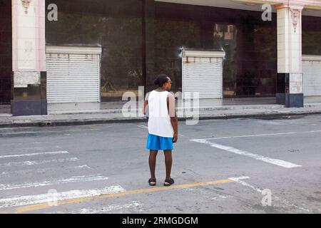 L'Avana, Cuba, 2023, cubano in piedi su una strada Foto Stock