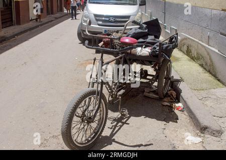 L'Avana, Cuba, 2023, scene di strada della capitale cubana Foto Stock