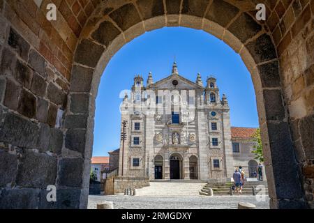 Vista della basilica e luogo di nascita di Santa Teresa de Jess ad Avila, in Spagna, un sito patrimonio dell'umanità dell'UNESCO attraverso un arco Foto Stock