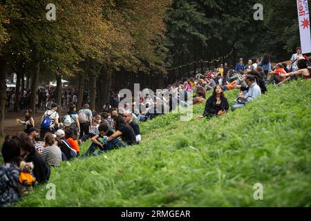 Parigi, Francia. 27 agosto 2023. La gente partecipa al festival musicale Rock en Seine. L'ultimo giorno della ventesima edizione del festival musicale francese Rock en Seine è stato presentato dai New yorkers The Strokes, al Domaine National de Saint-Cloud. Credito: SOPA Images Limited/Alamy Live News Foto Stock