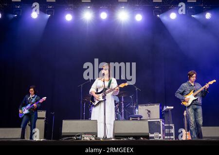 Parigi, Francia. 27 agosto 2023. Angel Olsen si esibisce sul palco durante il concerto dal vivo. L'ultimo giorno della ventesima edizione del festival musicale francese Rock en Seine è stato presentato dai New yorkers The Strokes, al Domaine National de Saint-Cloud. Credito: SOPA Images Limited/Alamy Live News Foto Stock