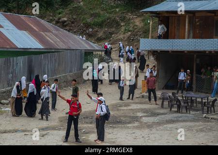 Keran, India. 25 agosto 2023. I bambini delle scuole Kashmiri tornano a casa nel villaggio di Keran nel distretto di confine di Kupwara, a circa 150 km a nord di Srinagar. Il villaggio di Keran si trova sulle rive del fiume Neelam o Kishan Ganga, sulla linea di controllo. (Foto di Faisal Bashir/SOPA Images/Sipa USA) credito: SIPA USA/Alamy Live News Foto Stock