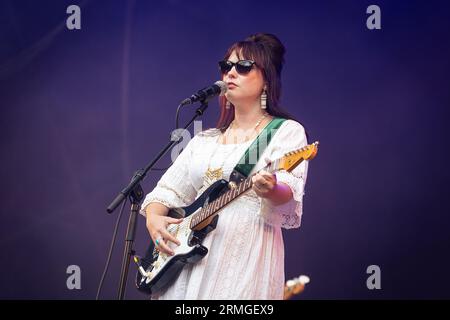 Parigi, Francia. 27 agosto 2023. Angel Olsen si esibisce sul palco durante il concerto dal vivo. L'ultimo giorno della ventesima edizione del festival musicale francese Rock en Seine è stato presentato dai New yorkers The Strokes, al Domaine National de Saint-Cloud. (Foto di Telmo Pinto/SOPA Images/Sipa USA) credito: SIPA USA/Alamy Live News Foto Stock