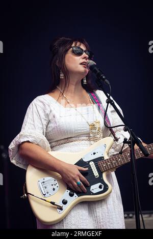 Parigi, Francia. 27 agosto 2023. Angel Olsen si esibisce sul palco durante il concerto dal vivo. L'ultimo giorno della ventesima edizione del festival musicale francese Rock en Seine è stato presentato dai New yorkers The Strokes, al Domaine National de Saint-Cloud. (Foto di Telmo Pinto/SOPA Images/Sipa USA) credito: SIPA USA/Alamy Live News Foto Stock