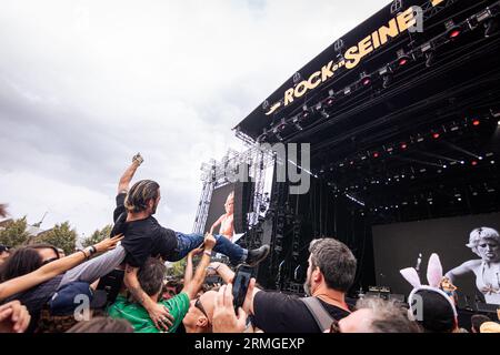 Parigi, Francia. 27 agosto 2023. La gente partecipa al festival musicale Rock en Seine. L'ultimo giorno della ventesima edizione del festival musicale francese Rock en Seine è stato presentato dai New yorkers The Strokes, al Domaine National de Saint-Cloud. (Foto di Telmo Pinto/SOPA Images/Sipa USA) credito: SIPA USA/Alamy Live News Foto Stock