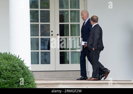 Washington, Stati Uniti d'America. 28 agosto 2023. Il presidente degli Stati Uniti Joe Biden cammina con la Casa Bianca Dr. Kevin o'Connor alla Casa Bianca di Washington, DC, 28 agosto 2023. Credito: Chris Kleponis/Pool/Sipa USA credito: SIPA USA/Alamy Live News Foto Stock
