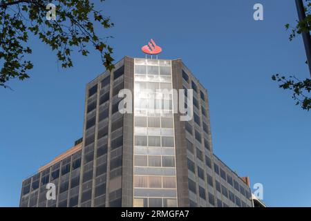 Palma di Maiorca, Spagna; 08 agosto 2023: Facciata principale della sede centrale della Santander Bank nella città di Palma di Maiorca, Spagna Foto Stock