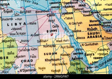 Primo piano di una mappa del mondo con l'Egitto evidenziato in rosso Foto Stock