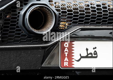 Parigi, Francia. 23 agosto 2023. È possibile vedere un tubo di scarico di una Lamborghini Huracan sto e una targa del Qatar. Crediti: Silas Stein/dpa/Alamy Live News Foto Stock