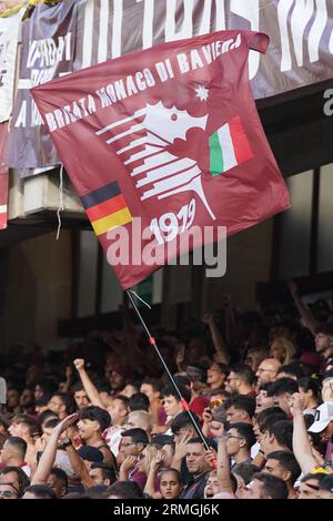 Salerno, Italia. 28 agosto 2023. Tifosi della US Salernitana durante la partita di serie A tra US Salernitana e Udinese calcio allo Stadio Arechi il 28 agosto 2023 a Salerno, Italia. Crediti: Giuseppe Maffia/Alamy Live News Foto Stock