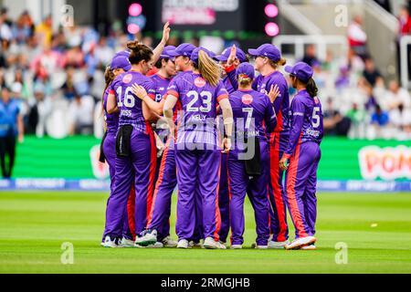 LONDRA, REGNO UNITO. 27 agosto, 23. Bess Heath of Northern Supercharges (centro) celebra dopo aver preso il wicket di Maia Bouchier di Southern Brave durante la finale - Southern Brave Women vs Northern Supercharges Women al Lord's Cricket Ground domenica 27 agosto 2023 a LONDRA INGHILTERRA. Crediti: Taka Wu/Alamy Live News Foto Stock