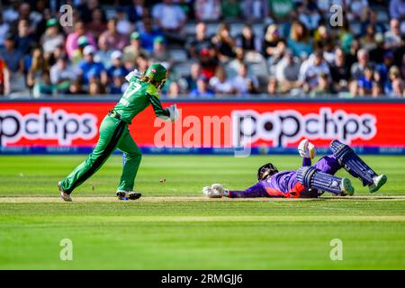 LONDRA, REGNO UNITO. 27 agosto, 23. Rhianna Southby di Southern Brave (a destra) celebra dopo aver preso il wicket di Bess Heath of Northern Supercharges (a destra) durante la finale - Southern Brave Women vs Northern Supercharges Women al Lord's Cricket Ground domenica 27 agosto 2023 a LONDRA INGHILTERRA. Crediti: Taka Wu/Alamy Live News Foto Stock