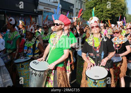 Londra, Regno Unito. 28 agosto 2023. Artisti e partecipanti durante la Grand Parade del Carnevale di Notting Hill 2023 a Londra. Si prevede che il Carnevale di Notting Hill, il più grande festival di strada d'Europa che celebra la cultura caraibica, attirerà più di un milione di visitatori al giorno. Credito: Waldemar Sikora / Alamy Live News Foto Stock