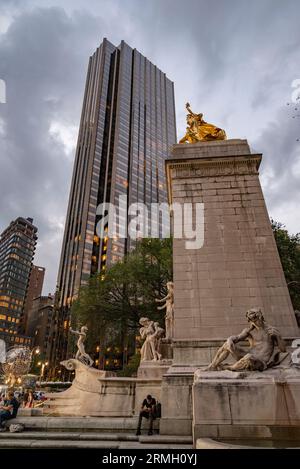 Il Maine Monument di New York è una struttura commemorativa situata a Columbus Circle, vicino all'angolo sud-occidentale di Central Park. Foto Stock